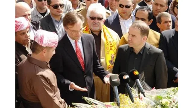 القنصل العام الامريكي لدى كوردستان لدى زيارته ضريح الخالدين: مصطفى البارزاني كان قائدا ناضل من اجل الحرية في المنطقة.