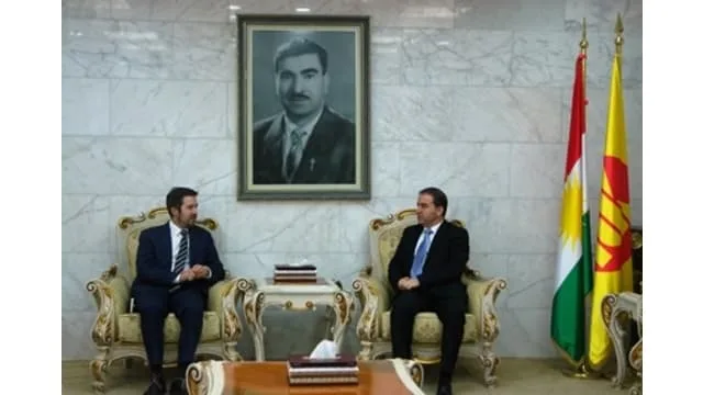 القنصل العام البريطاني لدى كوردستان يشيد ببسالة البشمركة وصمود الشعب الكوردي