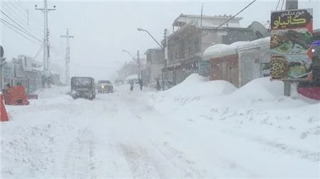 Heavy snowfall in Kurdistan Region blocks border crossing, main roads