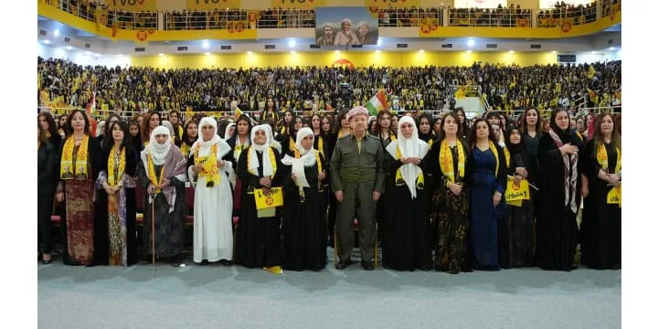 الرئيس بارزاني يجتمع مع عدد كبير من أمهات وعائلات الشهداء والبيشمركة والنساء المناضلات في محافظة دهوك